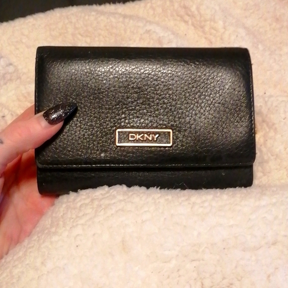 DKNY wallet - Picture 1 of 2